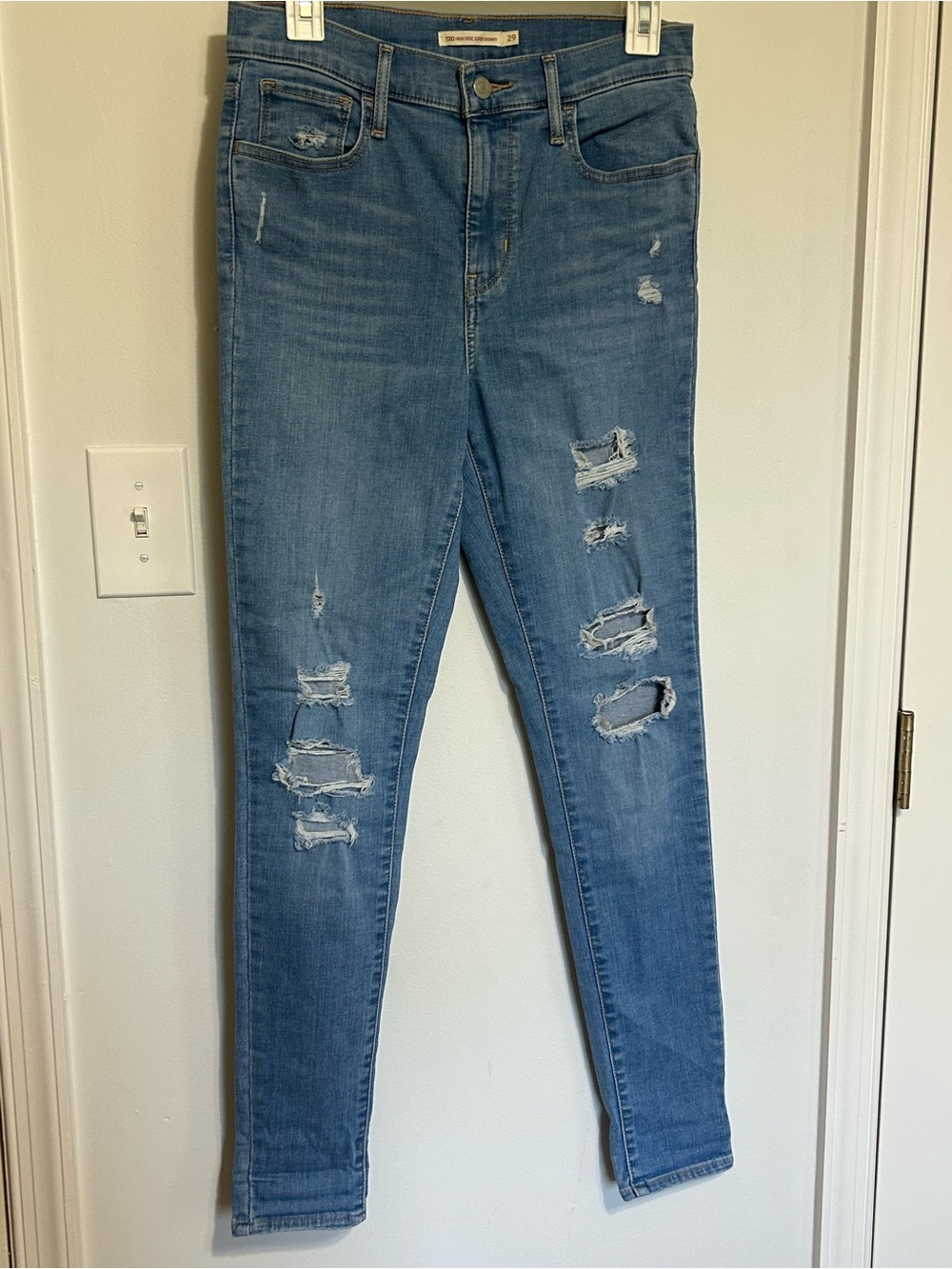 women’s levi’s light blue mid-wash distressed skinny jeans high waisted